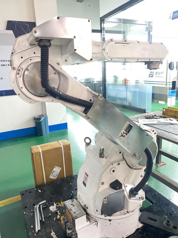 Motoman CR20 adalah robot berartikulasi vertikal XRC dengan enam sumbu yang dibuat untuk aplikasi cleanroom.