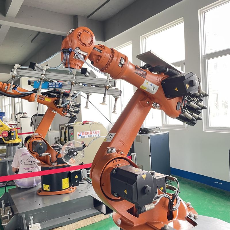 KUKA Kr16 Robot Arc Welding Dengan XP Controller Pemuatan Dan Pengungkapan Bagian Penanganan Bagian Industrial Robot Arm