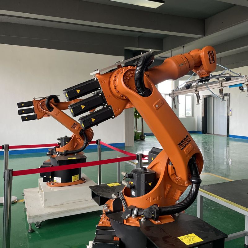 KUKA Kr16 Robot Arc Welding Dengan XP Controller Pemuatan Dan Pengungkapan Bagian Penanganan Bagian Industrial Robot Arm