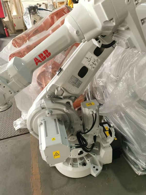 Robot industri robot palletisasi yang didukung oleh sistem C2 yang dirancang untuk waktu siklus yang cepat dan operasi dalam penanganan bahan