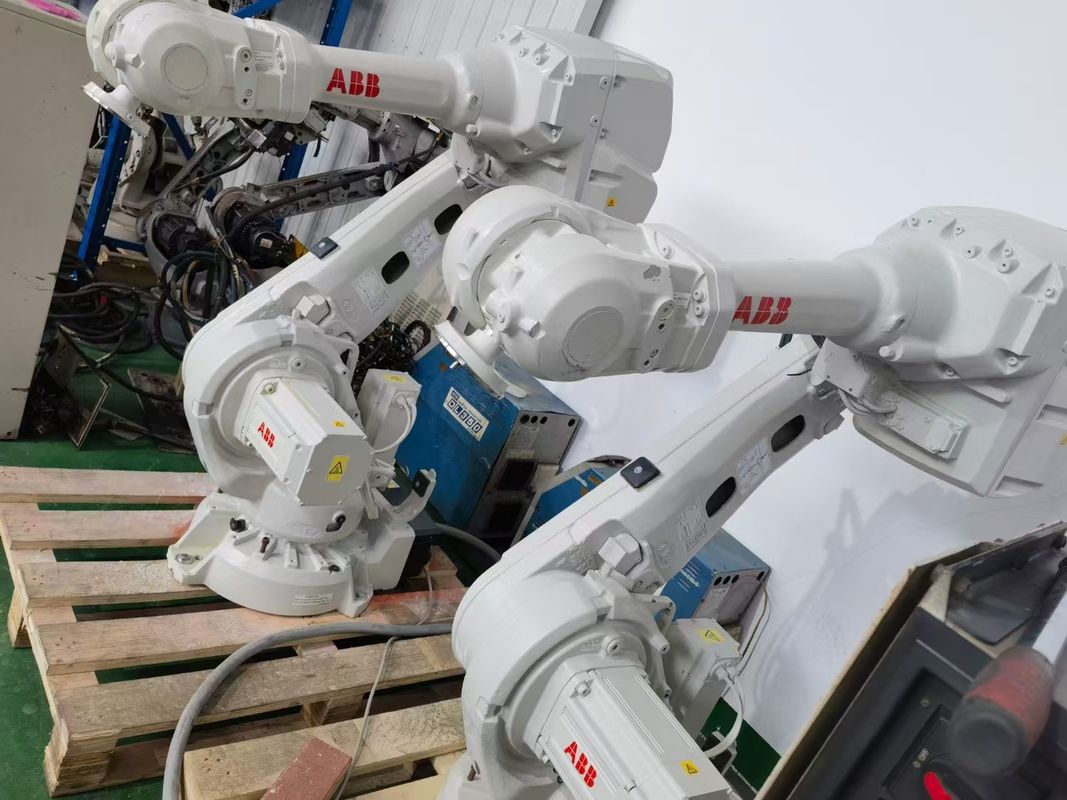Robot las dengan pengulangan ±0,06mm, catu daya 380V, menghasilkan las yang konsisten di berbagai aplikasi fabrikasi logam