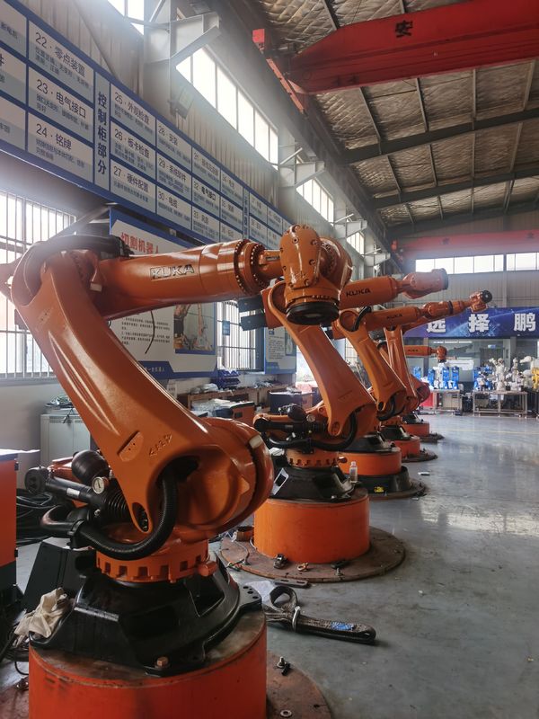 KUKA KR300 R2500 Ultra 300kg Pengepakan 2500mm Jangkauan Robot KUKA yang Digunakan Dengan Kemampuan Ulang ±0,1 Mm Dan Kuka Pemrograman Pemuatan Robot Penanganan Penggilingan Penggilingan