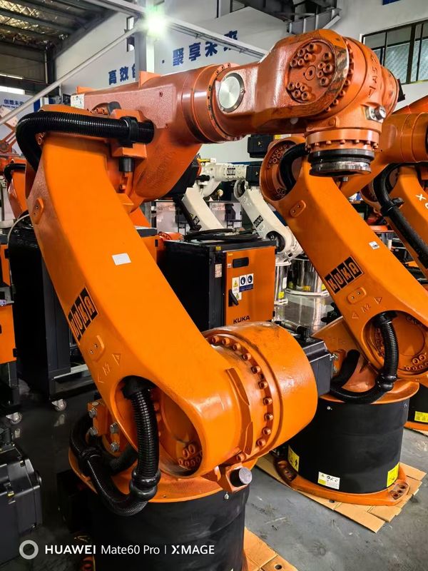 Kontroler KRC4 Termasuk Robot KUKA bekas KR60-3 60kg Pakai 2033mm Jangkauan untuk Pemuatan Penanganan Pemotongan dan perakitan