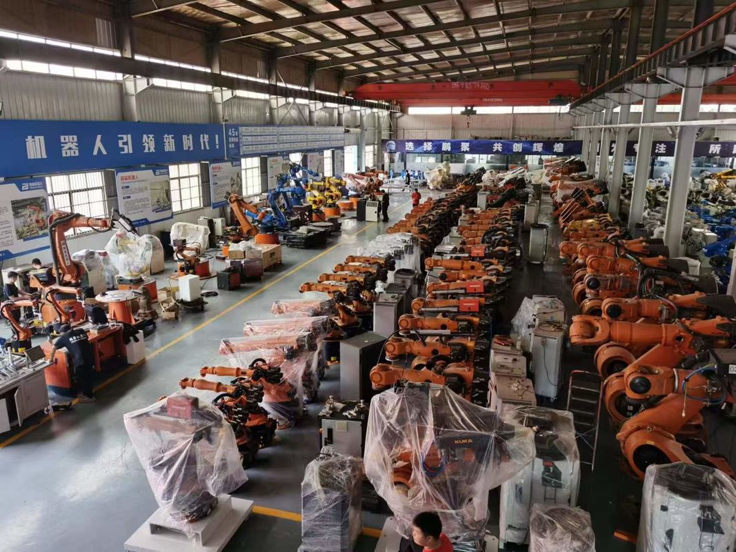 Sistem robot KUKA KR16 jangkauan 2700mm dengan radius kerja 1850mm ideal untuk proses perakitan, pengelasan, dan pengemasan